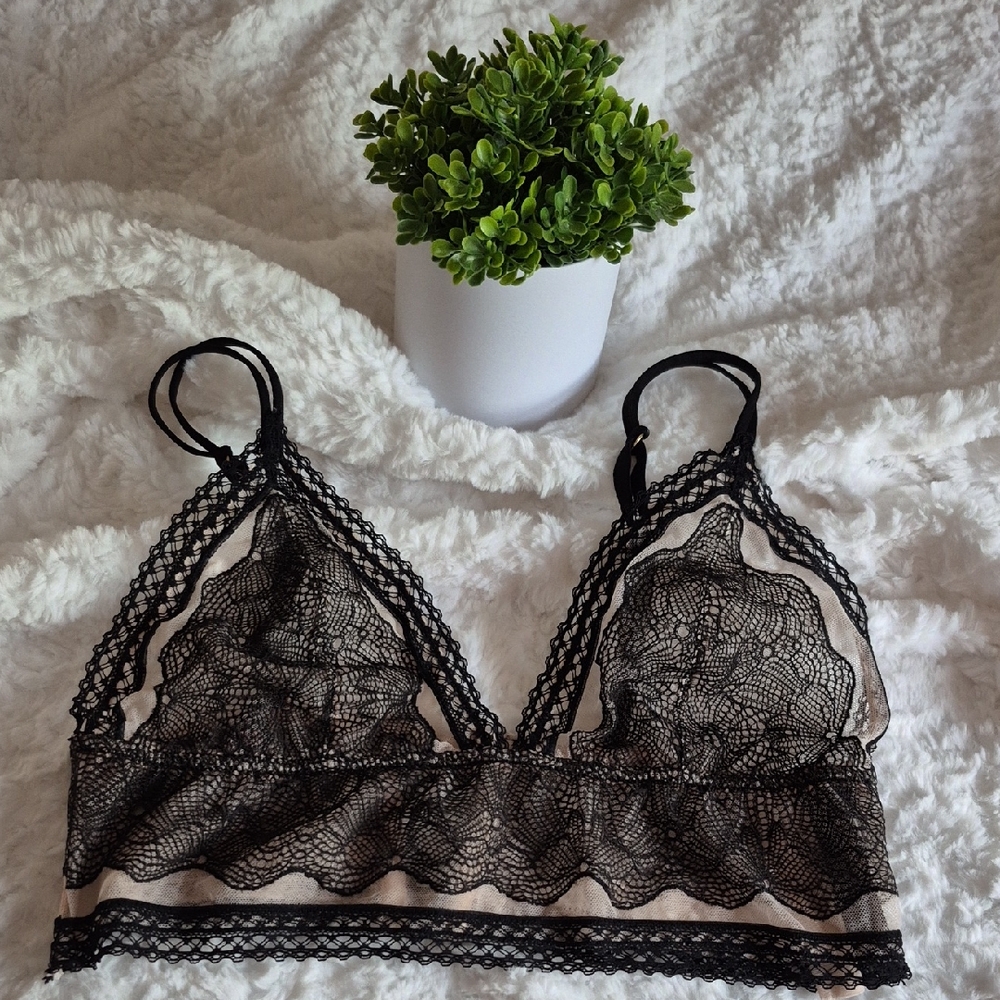 🎈Victoria's Secret Very Sexy Black & Cream Lace Bralette